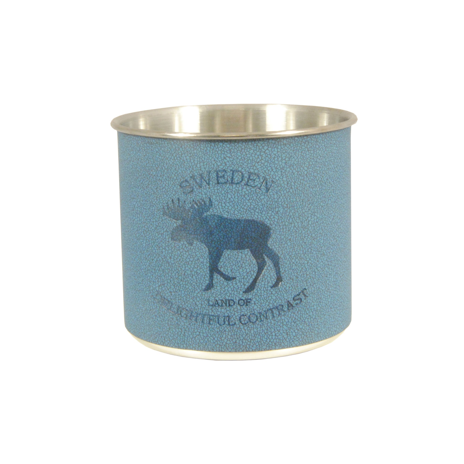 Blå metallmugg med läderdetaljer och texten "Sweden Land of the Delightful Contrast" – 7,5 cm hög, 8 cm i diameter, perfekt för friluftsliv, camping, jakt och vandring.