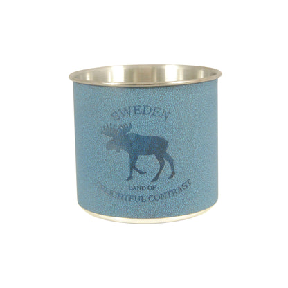 Blå metallmugg med läderdetaljer och texten "Sweden Land of the Delightful Contrast" – 7,5 cm hög, 8 cm i diameter, perfekt för friluftsliv, camping, jakt och vandring.