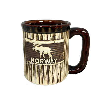 Mugg med älgmotiv och texten 'NORWAY. Mönstret ger en träliknande effekt och handtaget samt kanten upptill har en mörkbrun färg. Visas här framifrån.