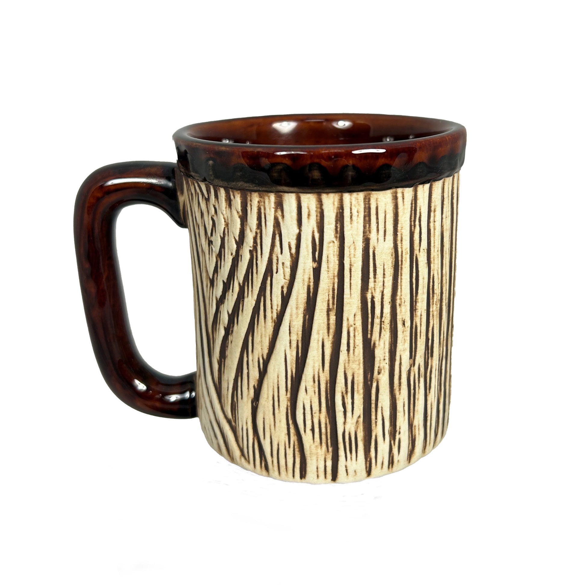 Mugg med älgmotiv och texten NORWAY. Mönstret ger en träliknande effekt och handtaget samt kanten upptill har en mörkbrun färg. Vias här bakifrån.
