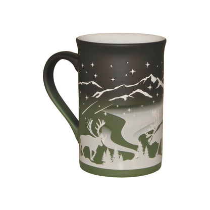 Baksidan av mugg i grönt och svart med motiv av norrsken och texten "Lapland – Northern Lights".