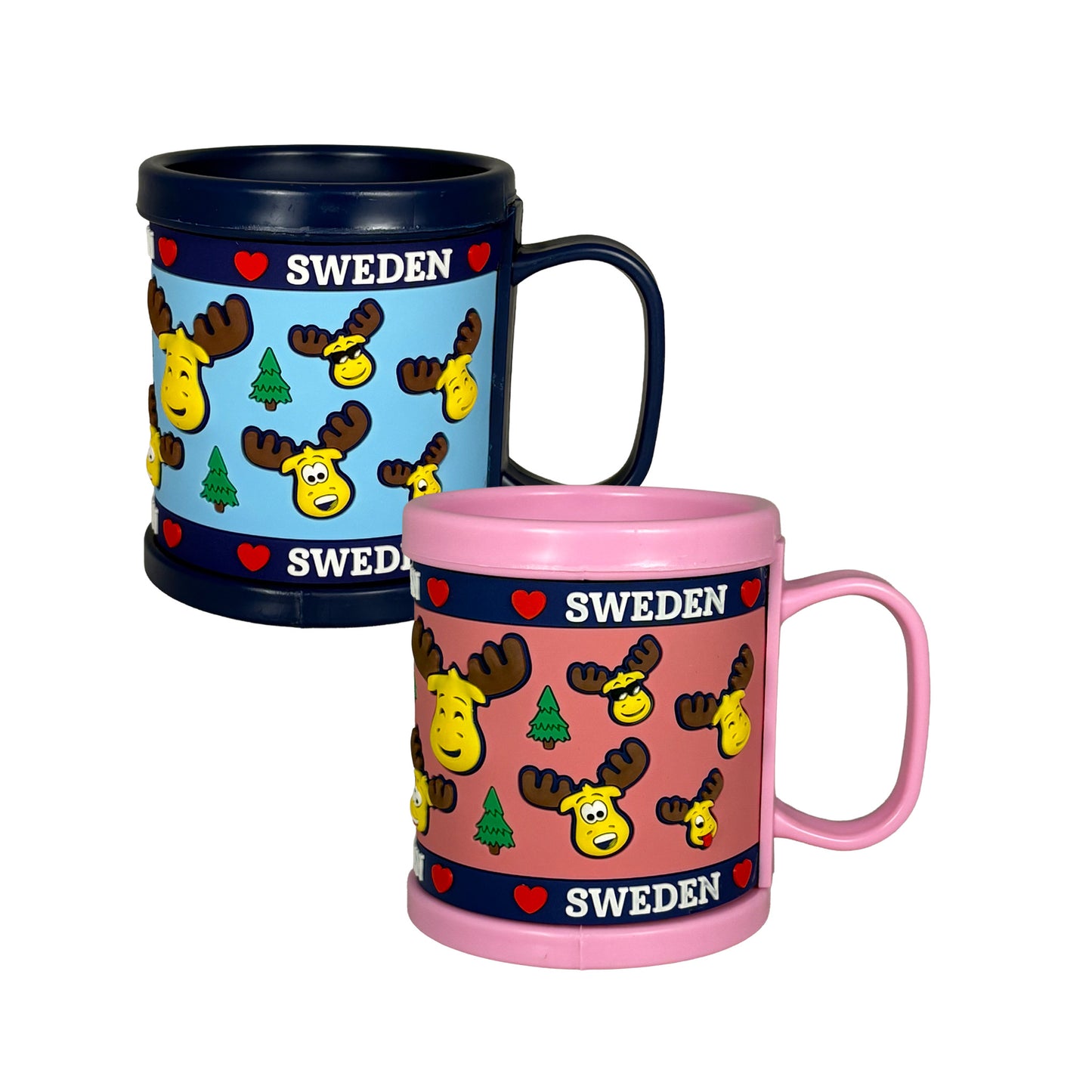 Två PVC-muggar i blått och rosa med 3D-motiv av roliga älgar och texten "Sweden" – slitstarka, giftfria och diskmaskinssäkra.