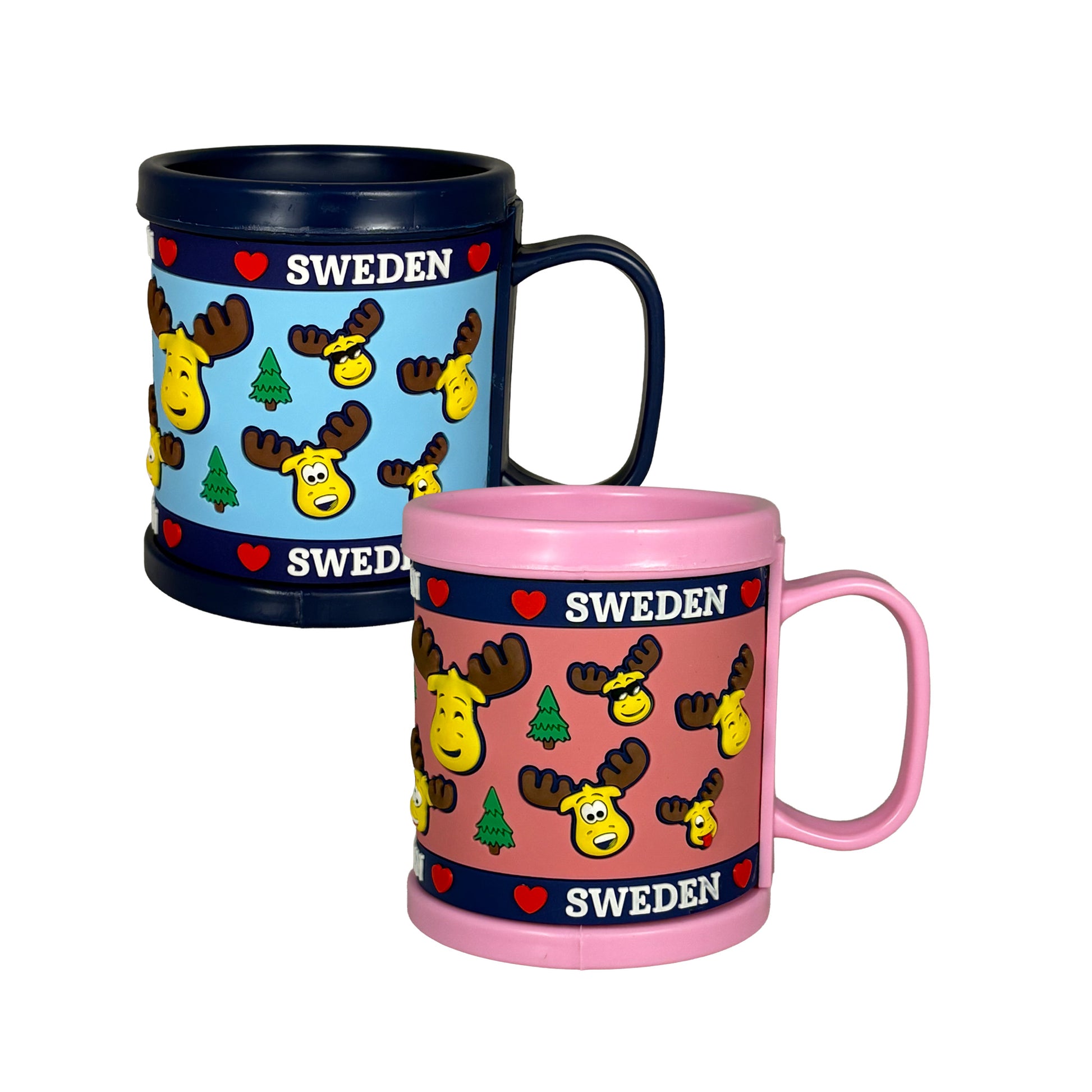 Två PVC-muggar i blått och rosa med 3D-motiv av roliga älgar och texten "Sweden" – slitstarka, giftfria och diskmaskinssäkra.