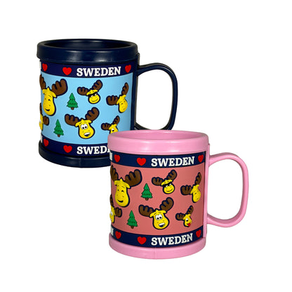 Två PVC-muggar i blått och rosa med 3D-motiv av roliga älgar och texten "Sweden" – slitstarka, giftfria och diskmaskinssäkra.