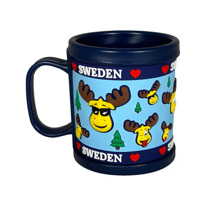 Blå PVC-mugg med 3D-motiv av roliga älgar och texten "Sweden" – tålig, giftfri och perfekt som souvenir.








