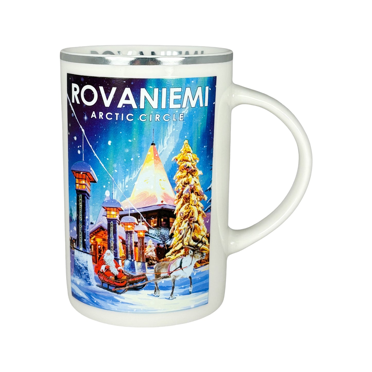 Souvenir mugg från Rovaniemi med silverkant samt tomte i släde och ren, vintermotiv från tomtens hemstad, handtag till höger. 
