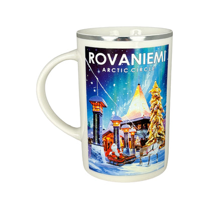 Julig souvenir mugg från Rovaniemi med Silverkant, motiv av tomte och ren på båda sidor, handtag till vänster.