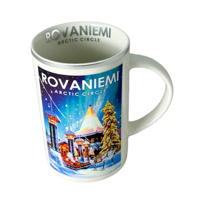 Souvenir mugg från Rovaniemi med silverkant, vy snett ovanifrån med silvrig text “Rovaniemi Arctic Circle” inuti.