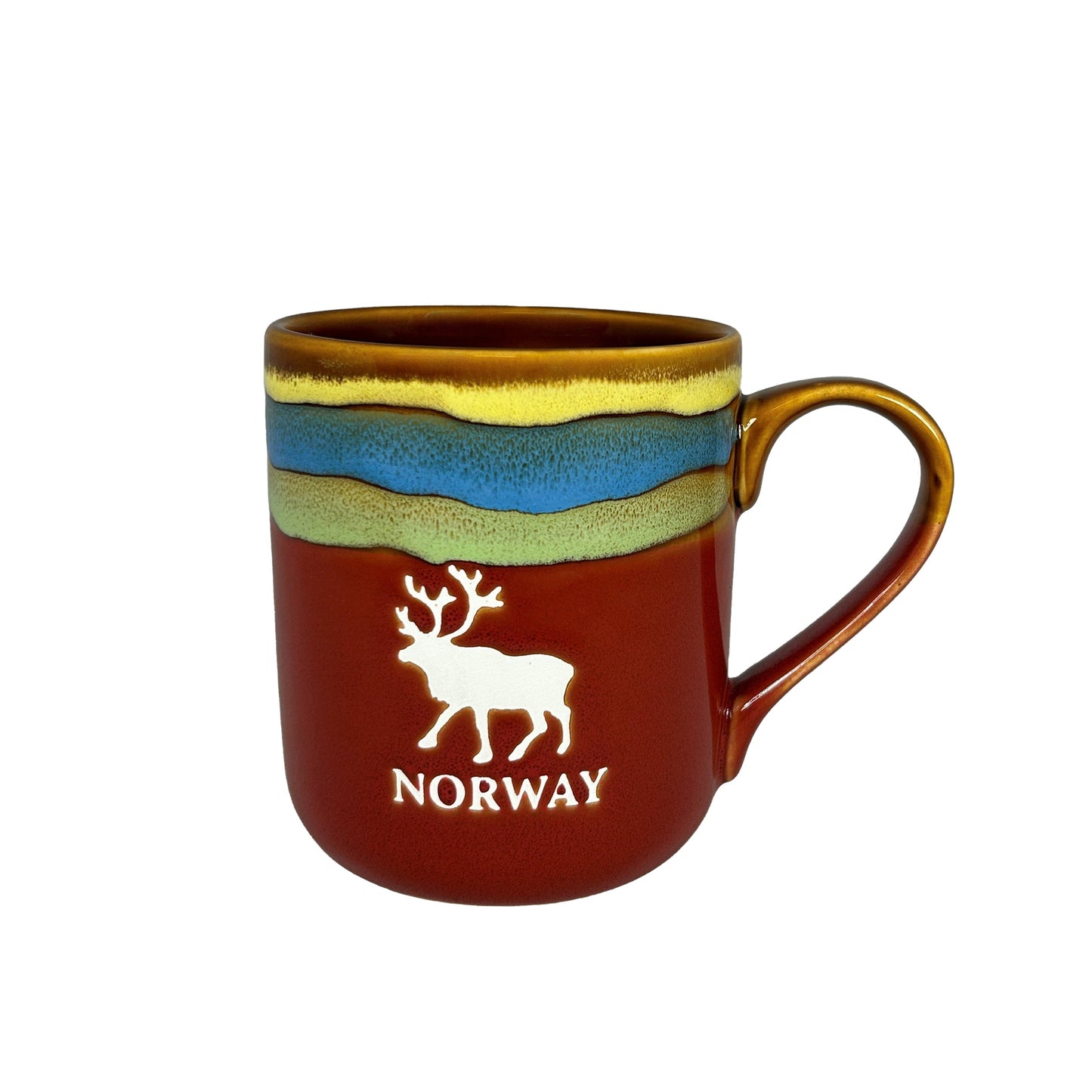 Röd stengodsmugg med motiv av norsk ren och texten Norway i vitt. Muggen har dekorativa ränder i blått, grönt och ljusgult runt kanten.