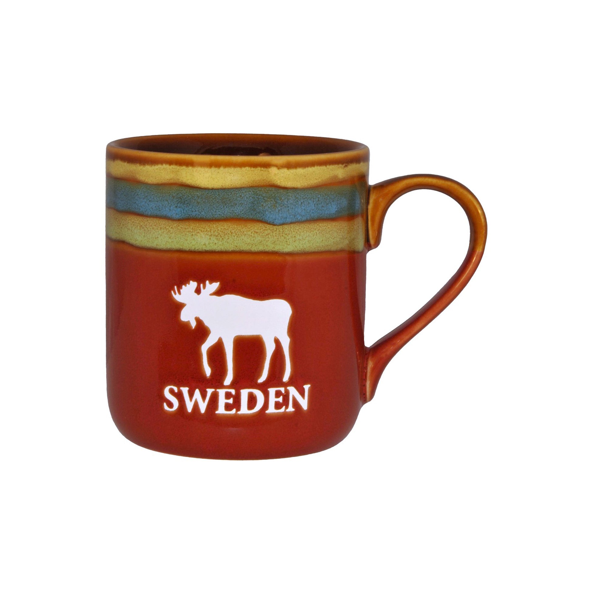 Röd stengodsmugg med texten "Sweden" och vit älg, prydd med ränder i blått, grönt och ljusgult – perfekt souvenir från Sverige.