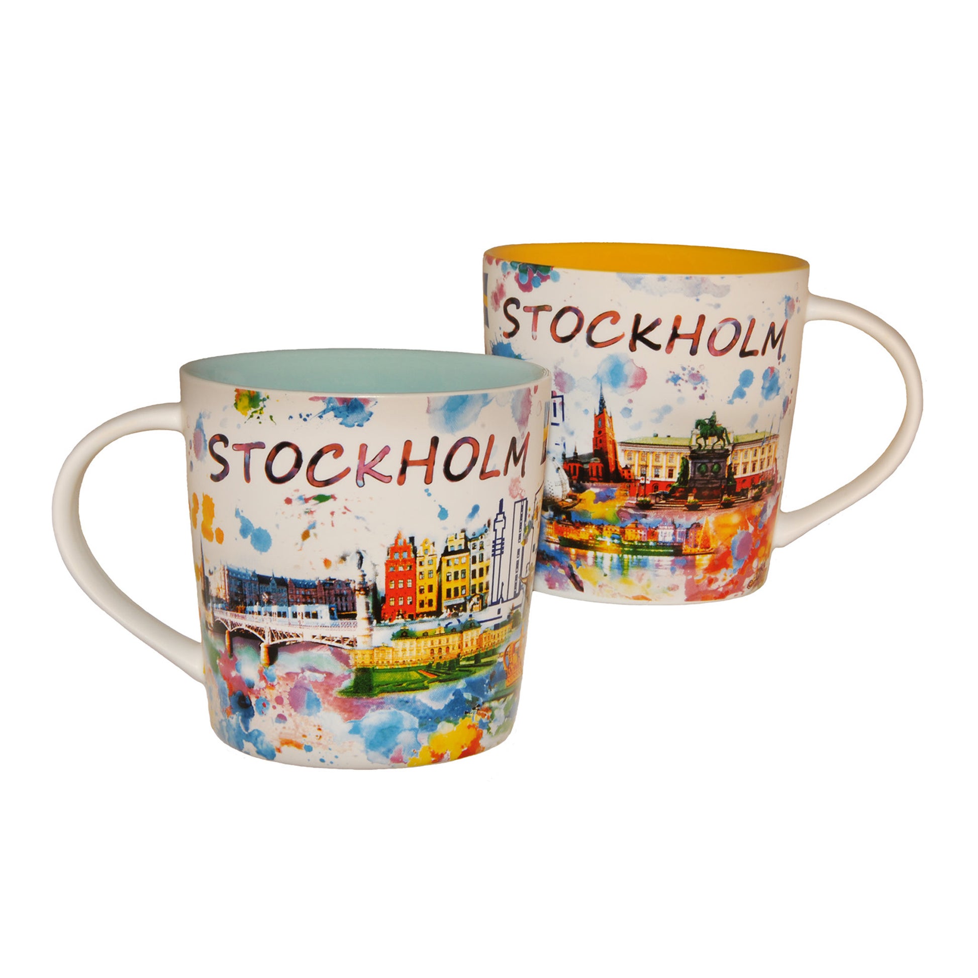 Två färgglada muggar med Stockholms stadssiluett, svenska flaggan och texten "Stockholm". Finns i två varianter: en med blå insida och en med gul insida – båda perfekta som souvenirer från Stockholm.