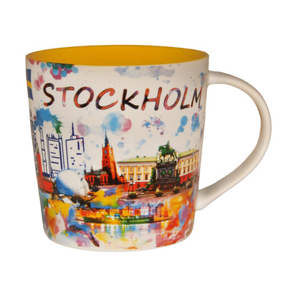 Färgglad mugg med Stockholms stadssiluett, svenska flaggan och texten "Stockholm", med gul insida – en livfull souvenir som fångar stadens unika charm.