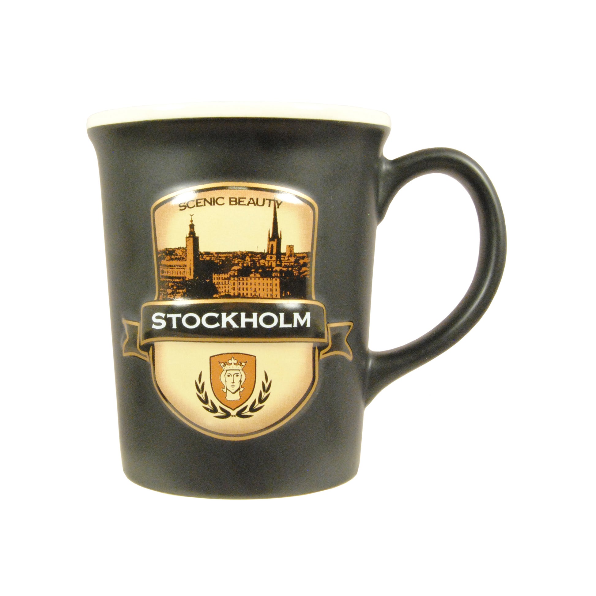 Svart mugg med texten "Stockholm Scenic Beauty", matt svart utsida och crémefärgad insida. Motiv i 2D.