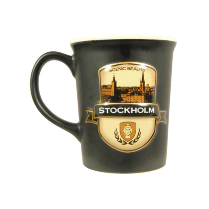 Baksidan av den svarta muggen "Stockholm Scenic Beauty" med samma motiv som på framsidan, i 2D.