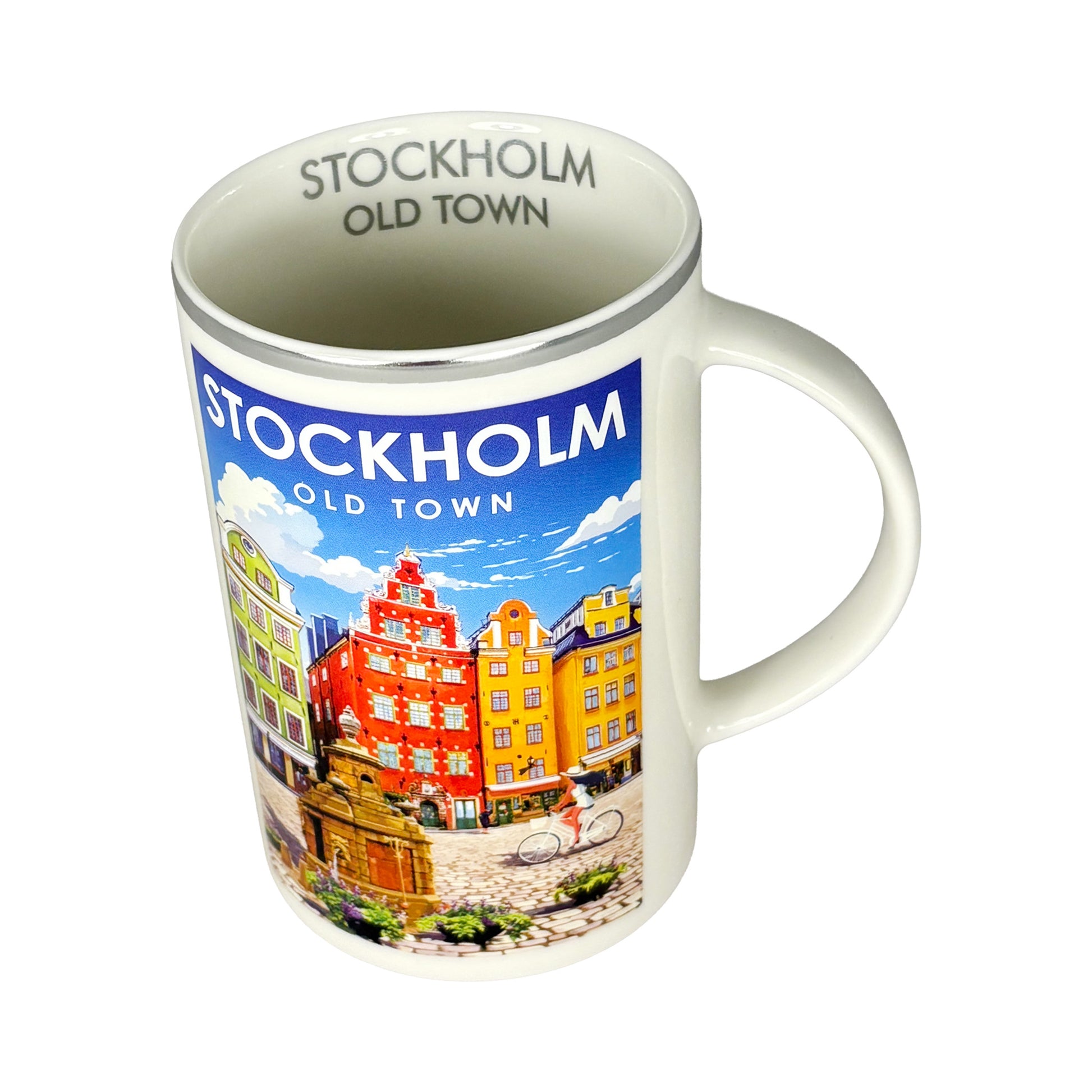 Souvenirmugg Stockholm med silverkant sedd snett ovanifrån med silvrig text “Stockholm Old Town” inuti muggen.