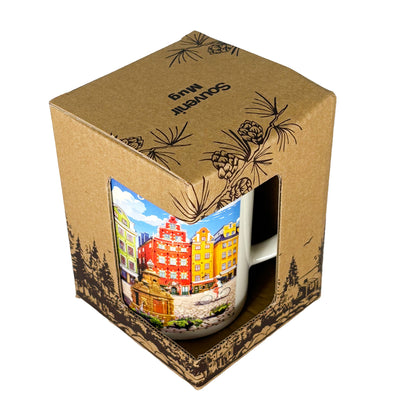 Souvenirmugg Stockholm Silverkant i presentförpackning, pappkartong med skogsmotiv och texten “Souvenir Mug” på toppen.