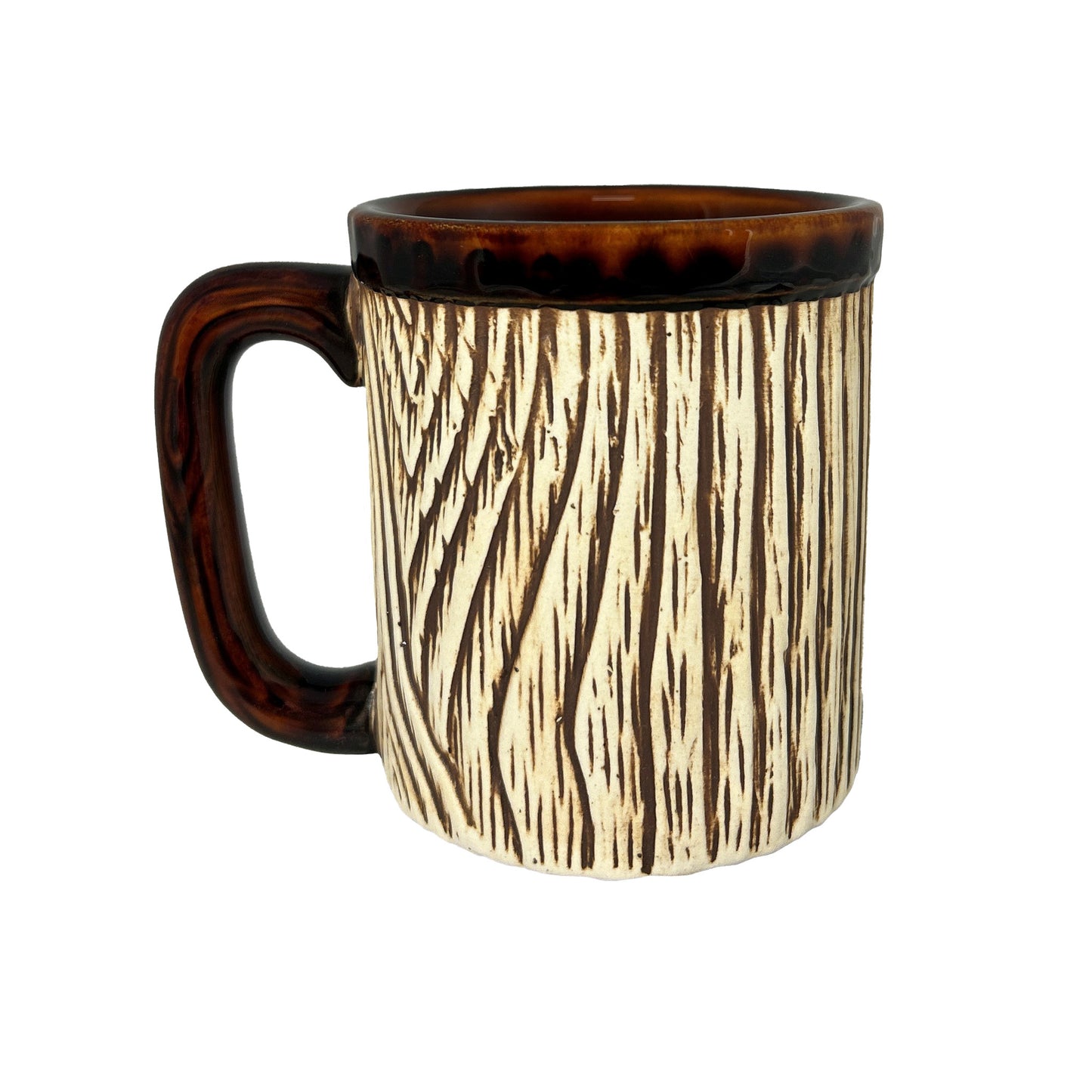 Mugg med älg och texten "SWEDEN". Den här muggen har ett träliknande utseende med handtag och kant upptill i mörkbrunt. Visas här bakifrån.