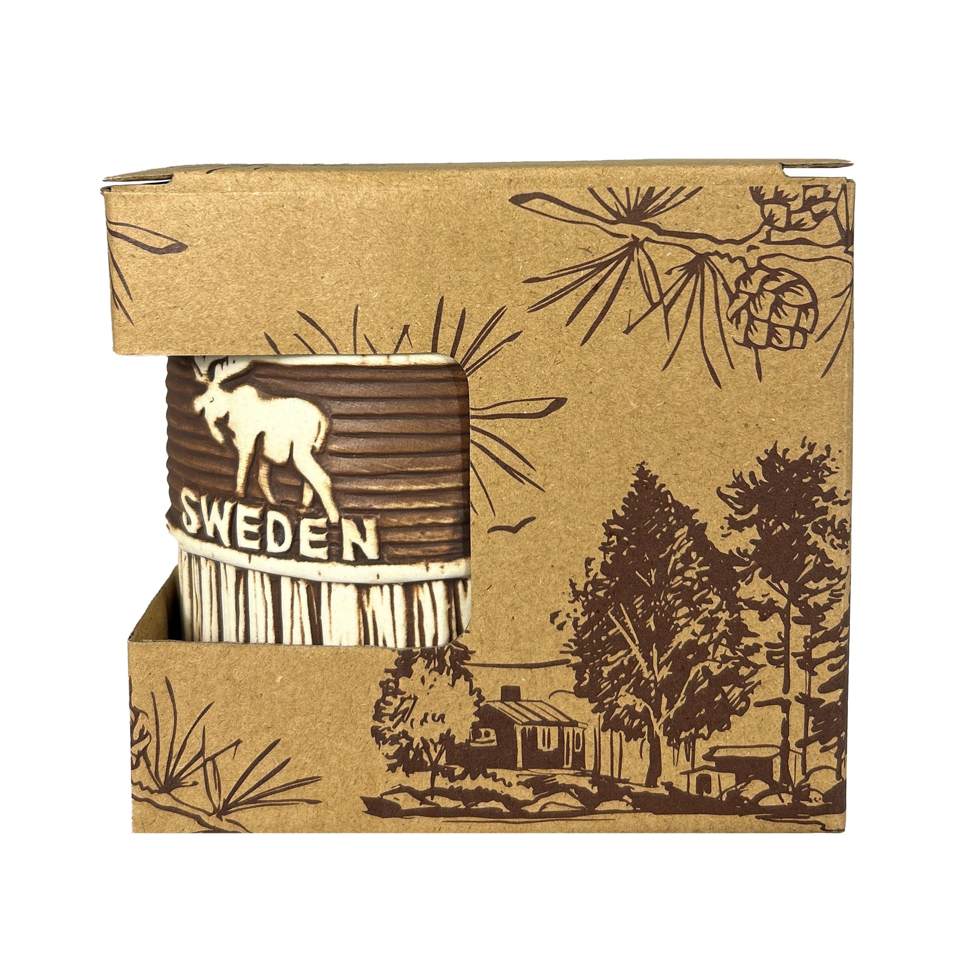 Mugg med älg och texten "SWEDEN" med träliknande utseende. Visas här framifrån i förpackning, mörkbrun kartong med skogsmotiv och text “Souvenir Mug” på locket.
