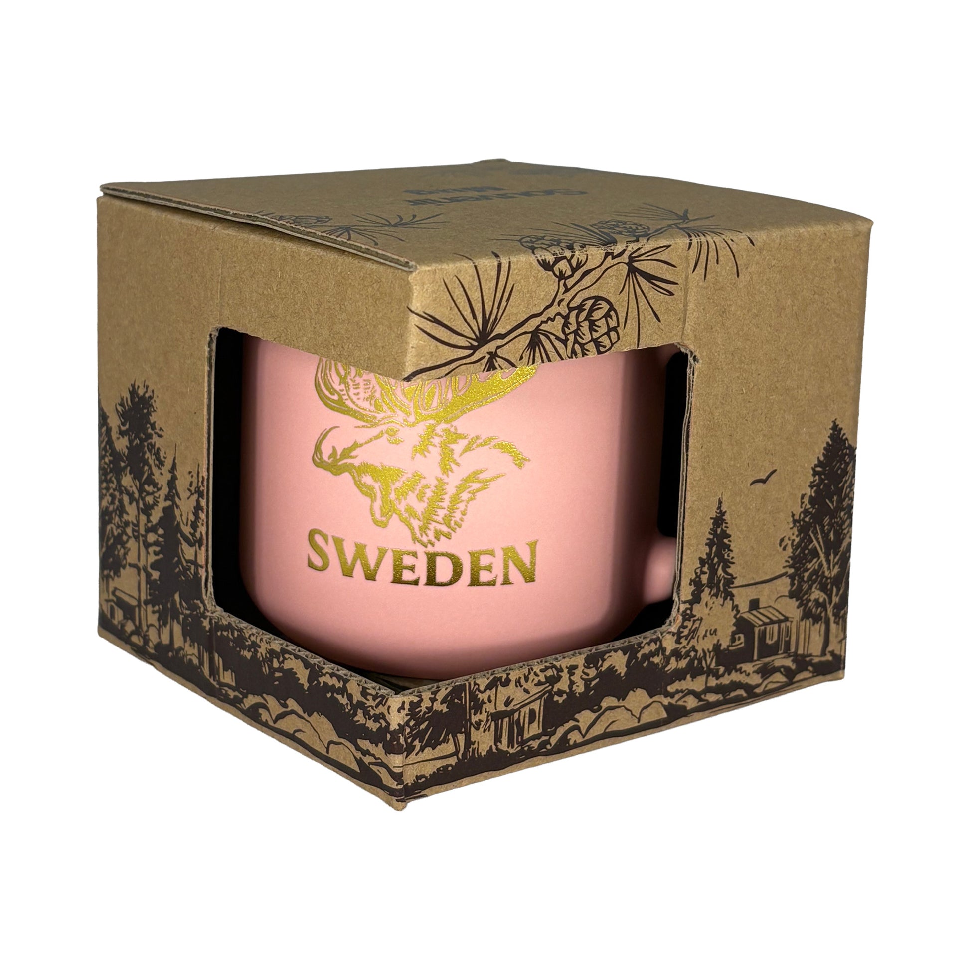 Aprikosfärgad mugg i brun kartong med mörkbrunt skogsmotiv, sedd framifrån.