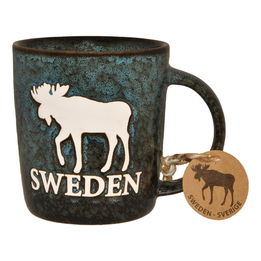 Rustik blå mugg med motiv av en älg och texten "Sweden".