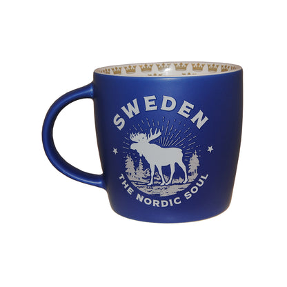 Baksidan av blå mugg med texten "Sweden" och motivet "The Nordic Soul" – svensk souvenir med kungakronor även på insidan.