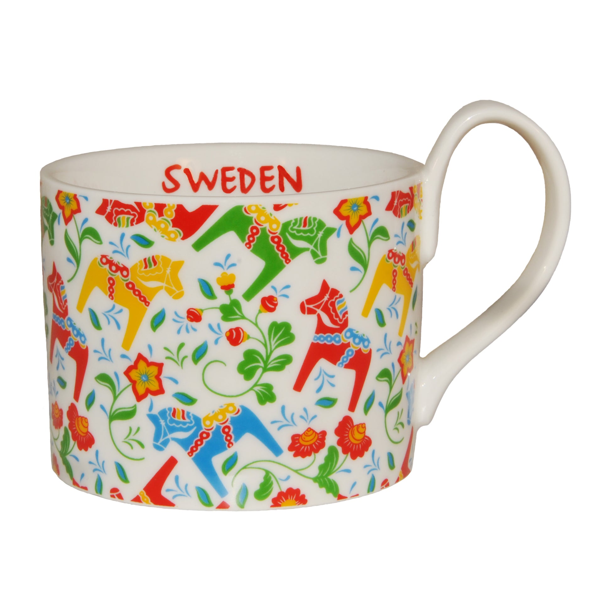 Vit mugg med färgglada dalahästar och texten "Sweden" .