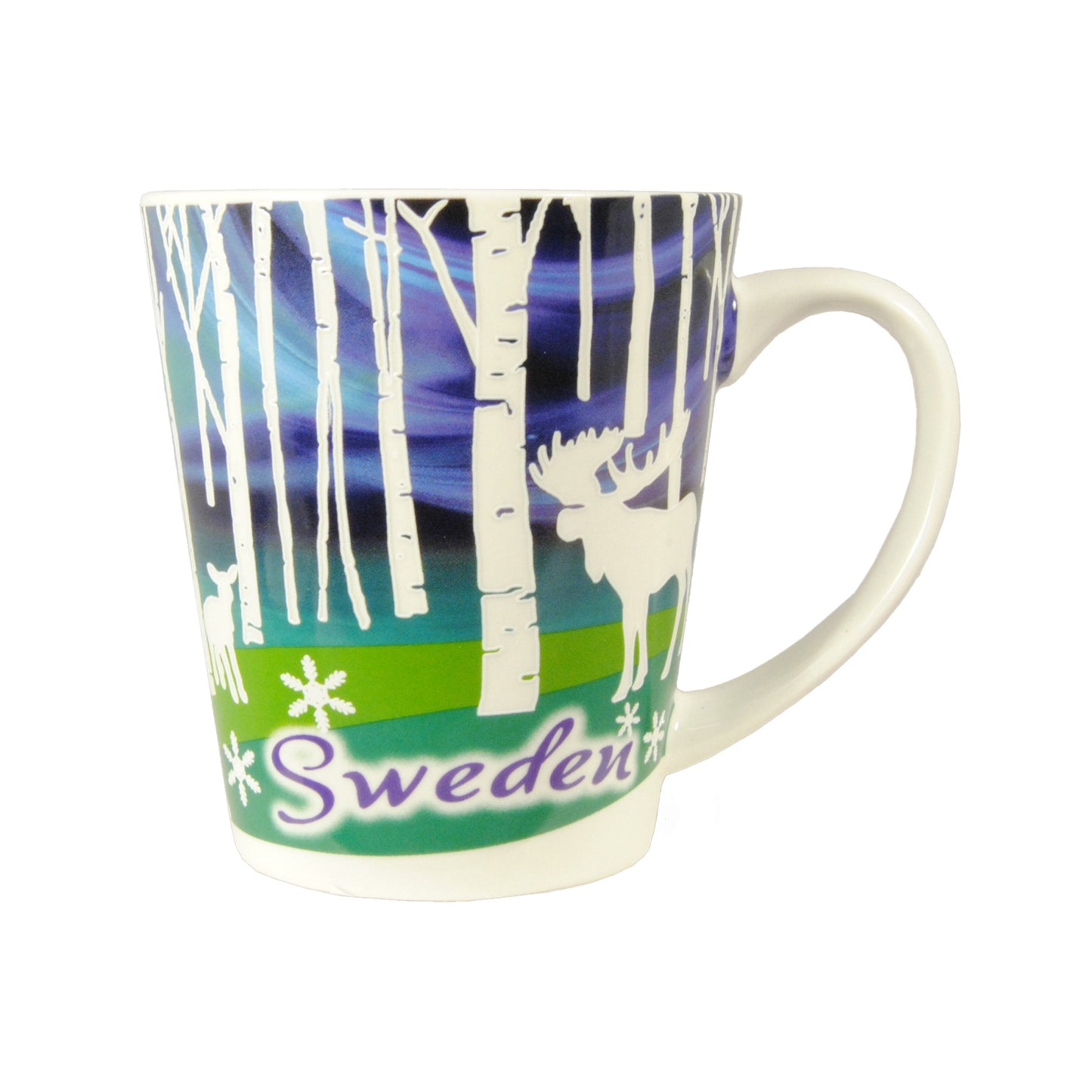 Vit porslinsmugg med texten "Sweden", stiliserat motiv av älg och älgkalv bland träd, med norrsken i bakgrunden – strukturerad yta för extra känsla av kvalitet.