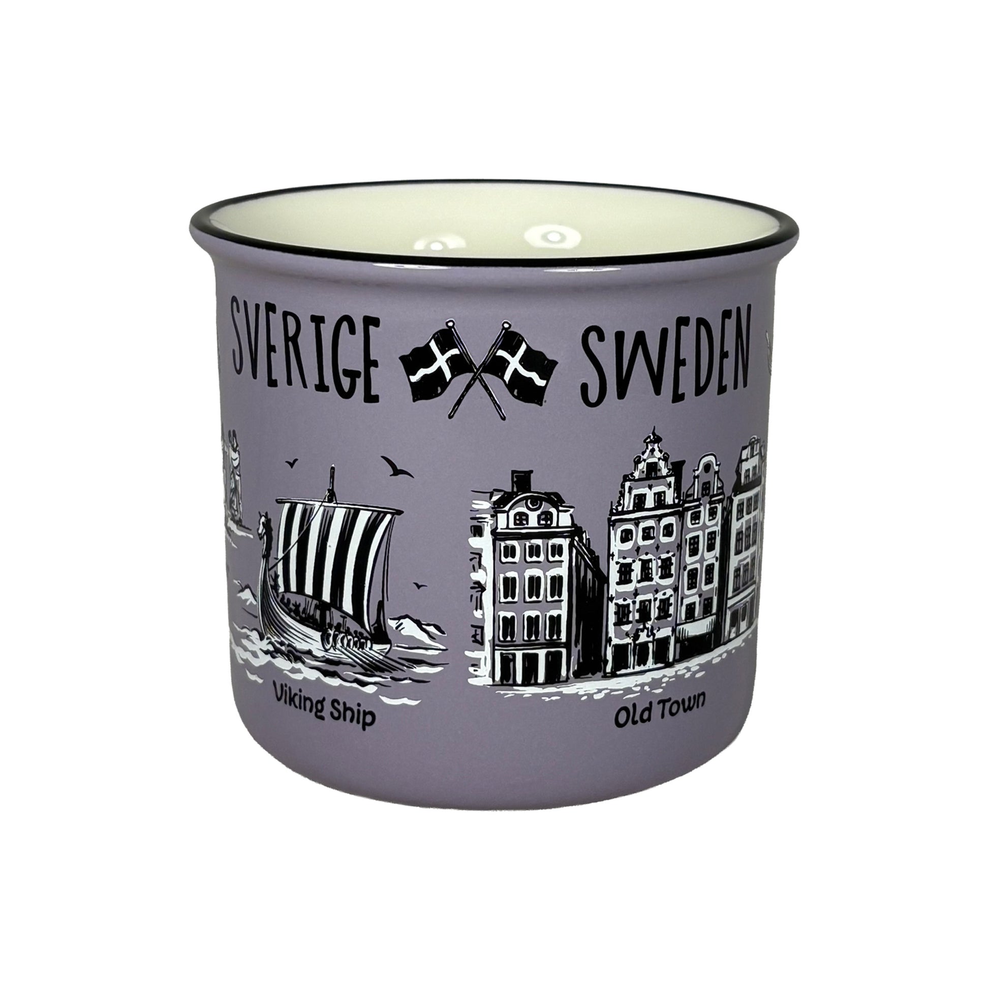 Lila mugg utan synligt handtag med svartvita illustrationer av två korsade svenska flaggor, ett vikingaskepp, Gamla Stan och texten 'Sverige Sweden