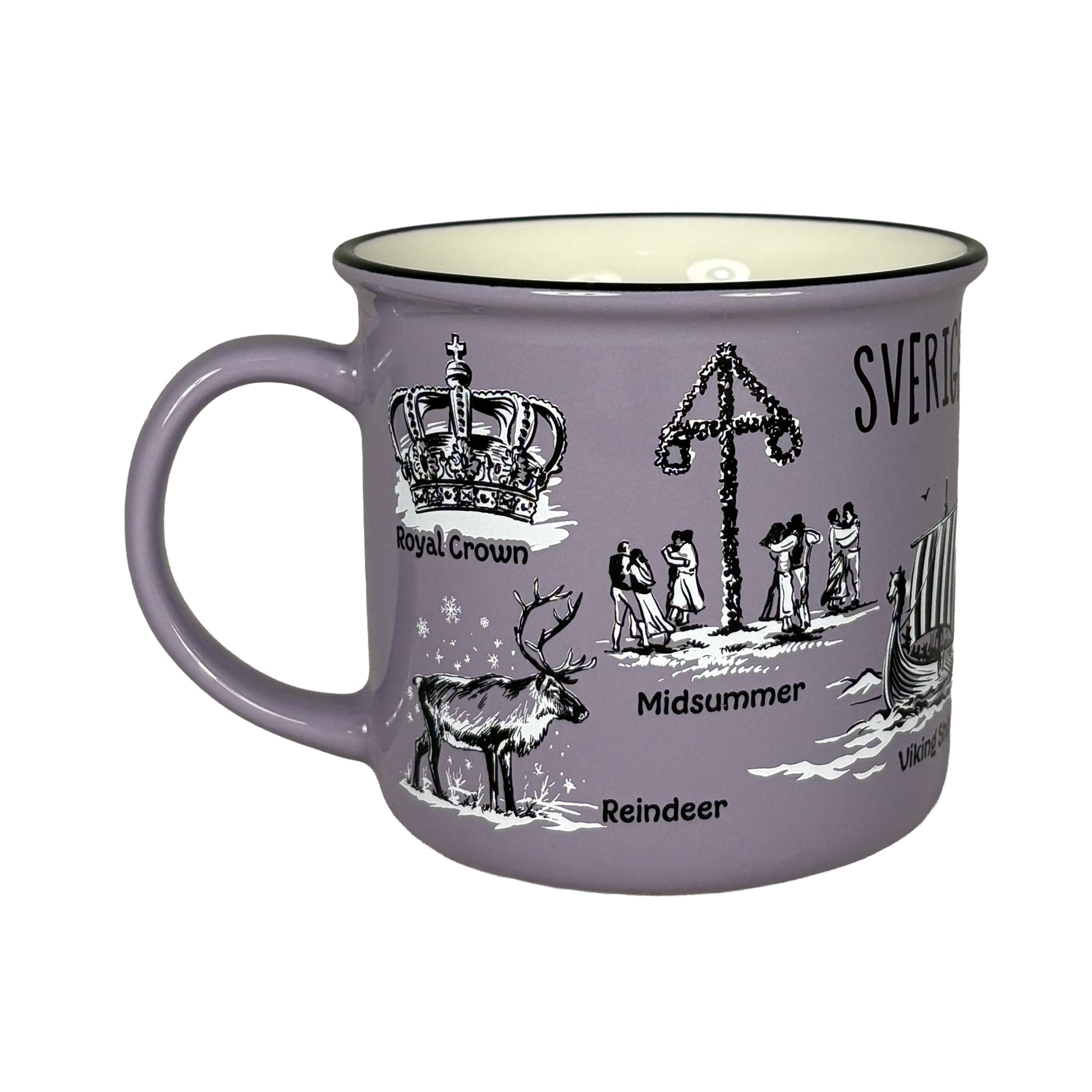 Lila mugg med handtaget åt vänster, med svartvita illustrationer av en kunglig krona, midsommarstång, ren och vikingaskepp. Texten ‘Sverige’ syns uppe till höger.