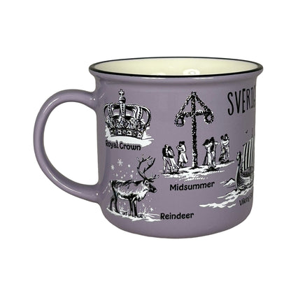 Lila mugg med handtaget åt vänster, med svartvita illustrationer av en kunglig krona, midsommarstång, ren och vikingaskepp. Texten ‘Sverige’ syns uppe till höger.