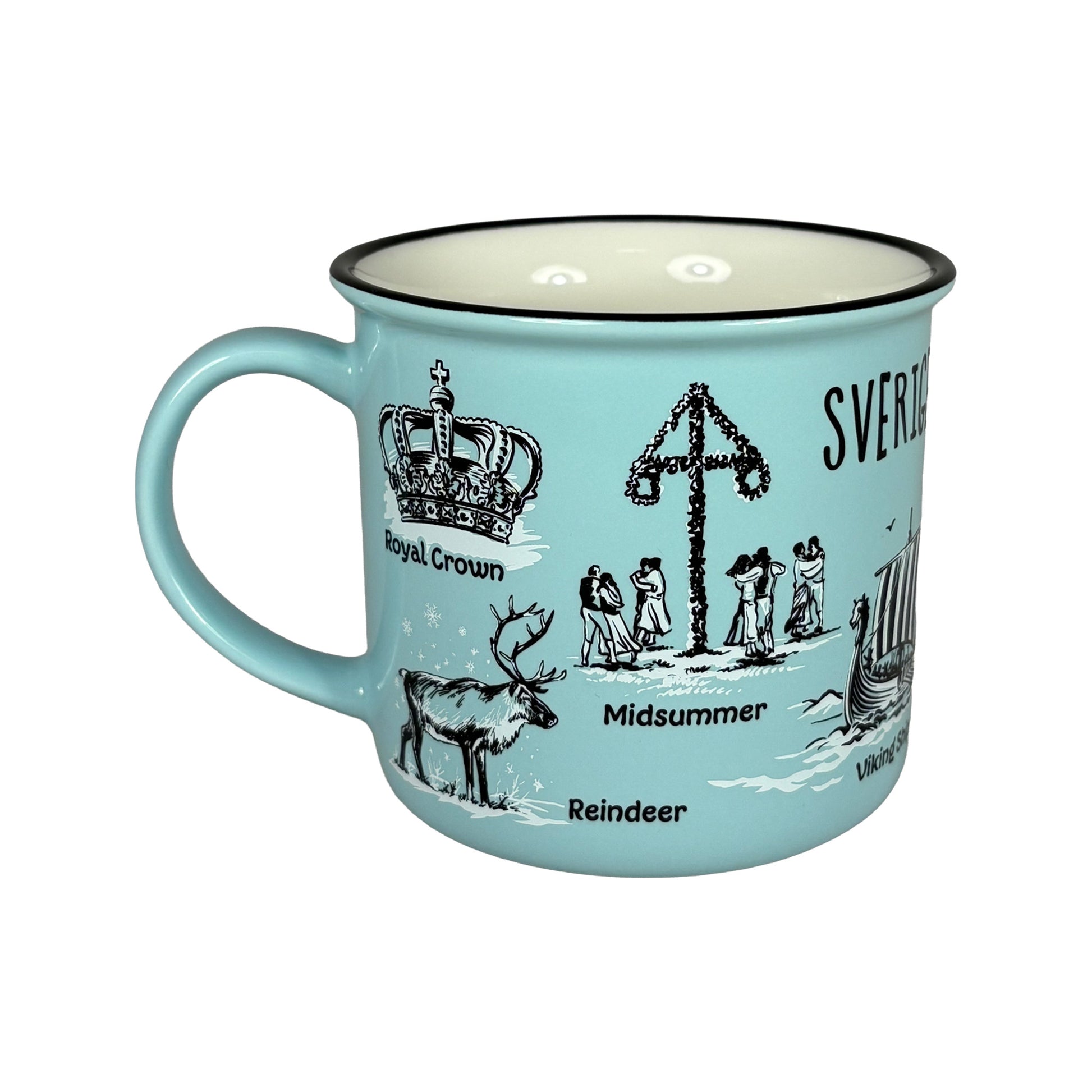 Ljusblå mugg med handtaget åt vänster, med svartvita illustrationer av en kunglig krona, midsommarstång, ren och vikingaskepp. Texten ‘Sverige’ syns uppe till höger.