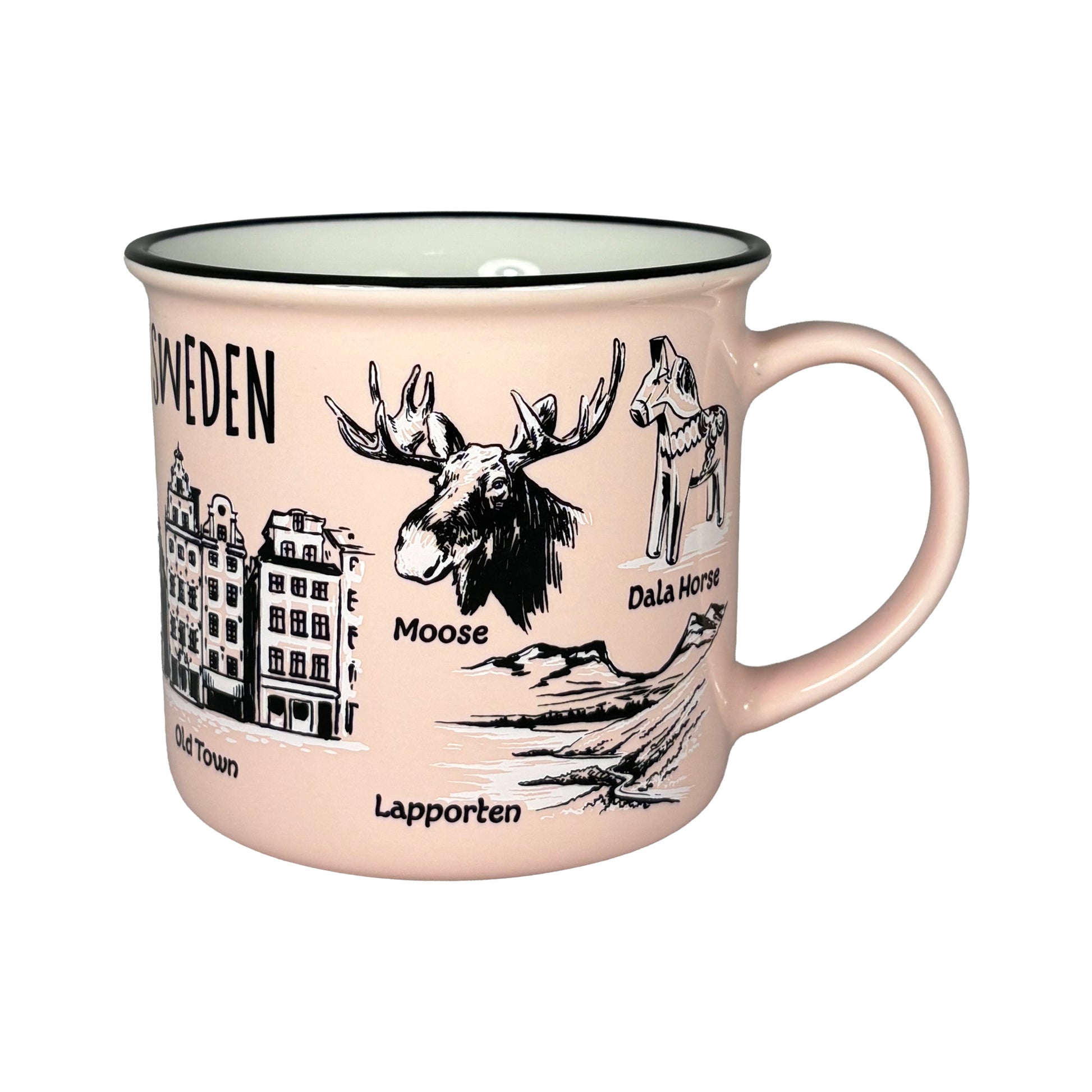 Ljusrosa mugg med handtaget åt höger, med svartvita illustrationer av älghuvud, dalahäst, Lapporten och en del av Gamla Stan samt texten 'Sweden'.