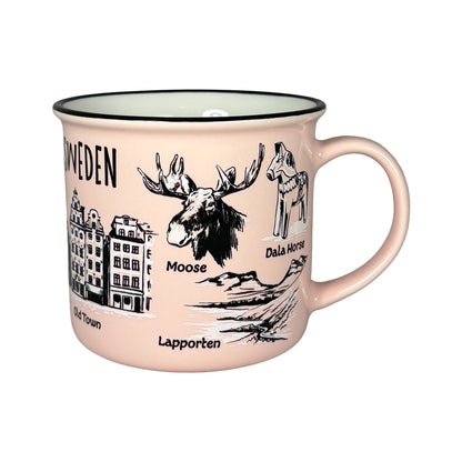 Ljusrosa mugg med handtaget åt höger, med svartvita illustrationer av älghuvud, dalahäst, Lapporten och en del av Gamla Stan samt texten 'Sweden'.
