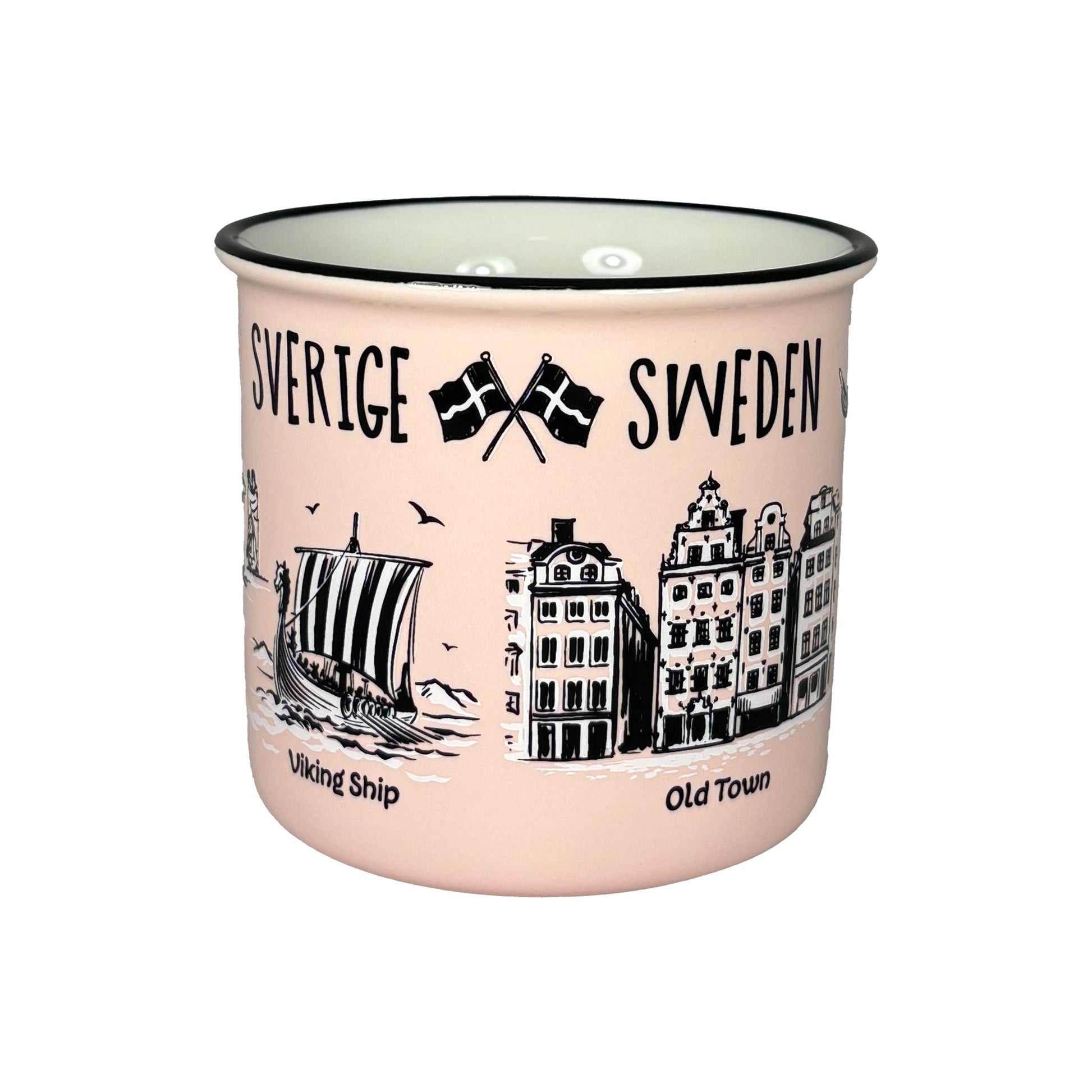 Ljusrosa mugg utan synligt handtag med svartvita illustrationer av två korsade svenska flaggor, ett vikingaskepp, Gamla Stan och texten 'Sverige Sweden'.