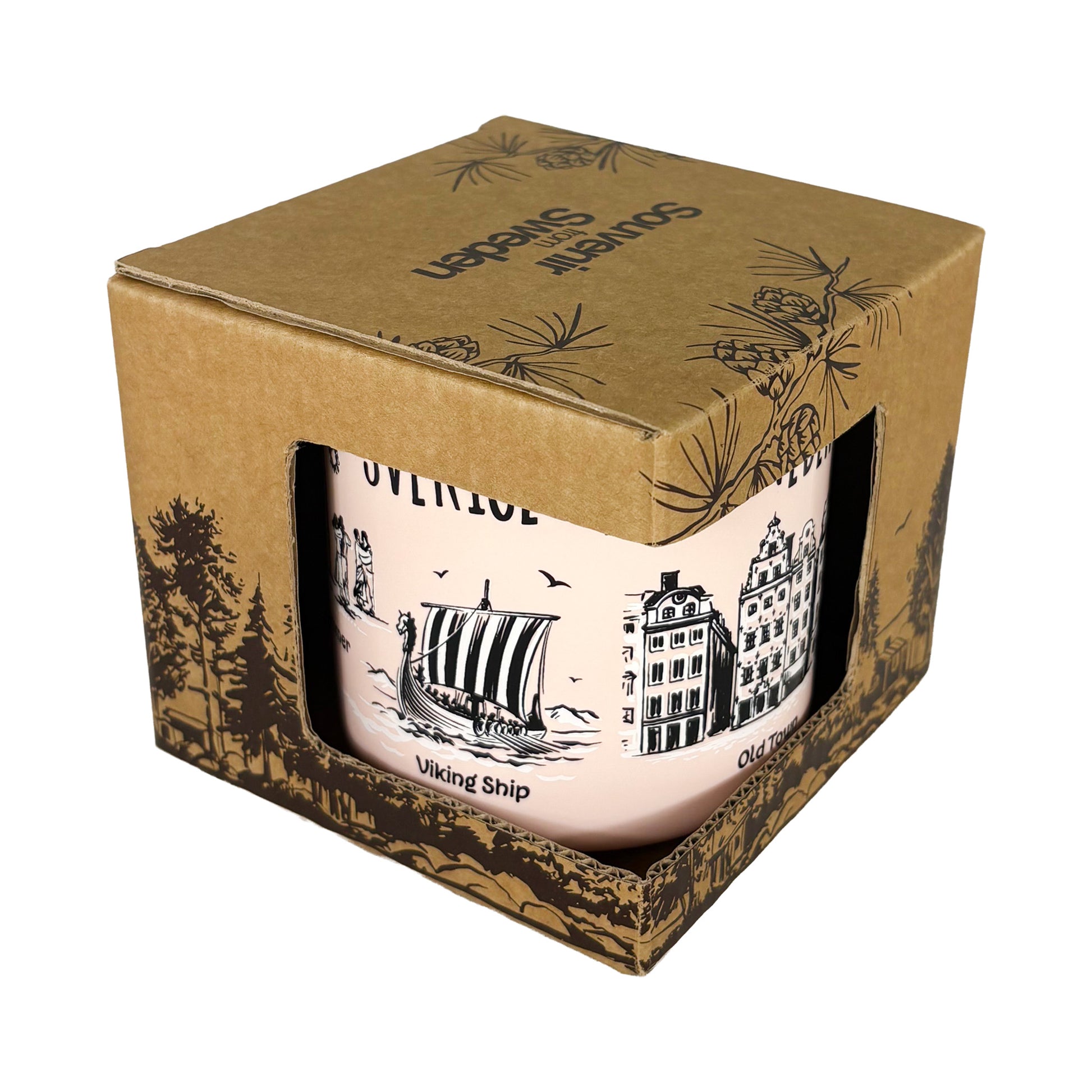 Ljusrosa mugg i brun pappförpackning med mörkbrunt skogsmotiv och texten 'Souvenir from Sweden' på toppen.