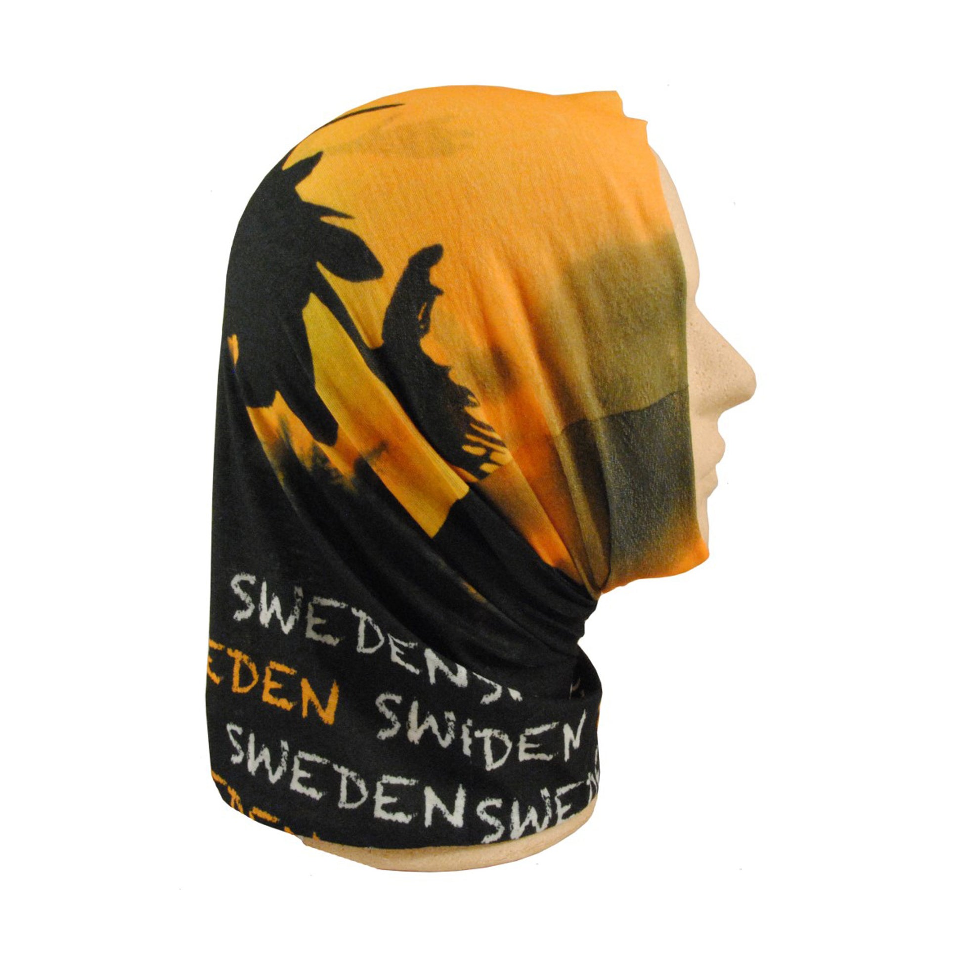 Multiscarf med älgmotiv, midnattssol och texten "Sweden" i livfulla färger. Tillverkad i 100% bomull, maskintvätt 30°C. Mångsidig och populär accessoar.