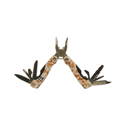 Utfällt multiverktyg med svenskt camouflage-mönster och texten "Sweden", 6,5 cm – visar 9 funktioner inklusive tång, såg, skruvmejsel och flasköppnare. 