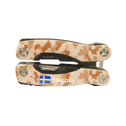 Ihoppfällt multiverktyg med svenskt camouflage-mönster och texten "Sweden".