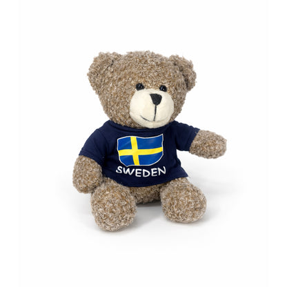 Klassisk 20 cm stor nallebjörn i mörkblå tröja med svensk flagga och texten ‘Sweden’, en mysig och charmig present eller souvenir från Sverige