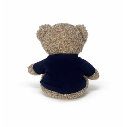 Klassisk 20 cm stor nallebjörn i mörkblå tröja med svensk flagga och texten ‘Sweden’, en mysig och charmig present eller souvenir från Sverige. Sedd bakifrån