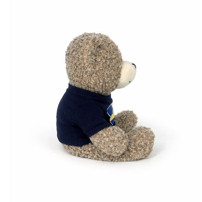 Klassisk 20 cm stor nallebjörn i mörkblå tröja med svensk flagga och texten ‘Sweden’, en mysig och charmig present eller souvenir från Sverige. Sedd från sidan