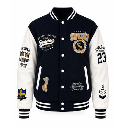 Blå och vit Sweden collage jacka med avtagbar huva, broderade Sverige-detaljer, quiltat foder och beigea muddar med vita ränder. Visas här utan huvan.