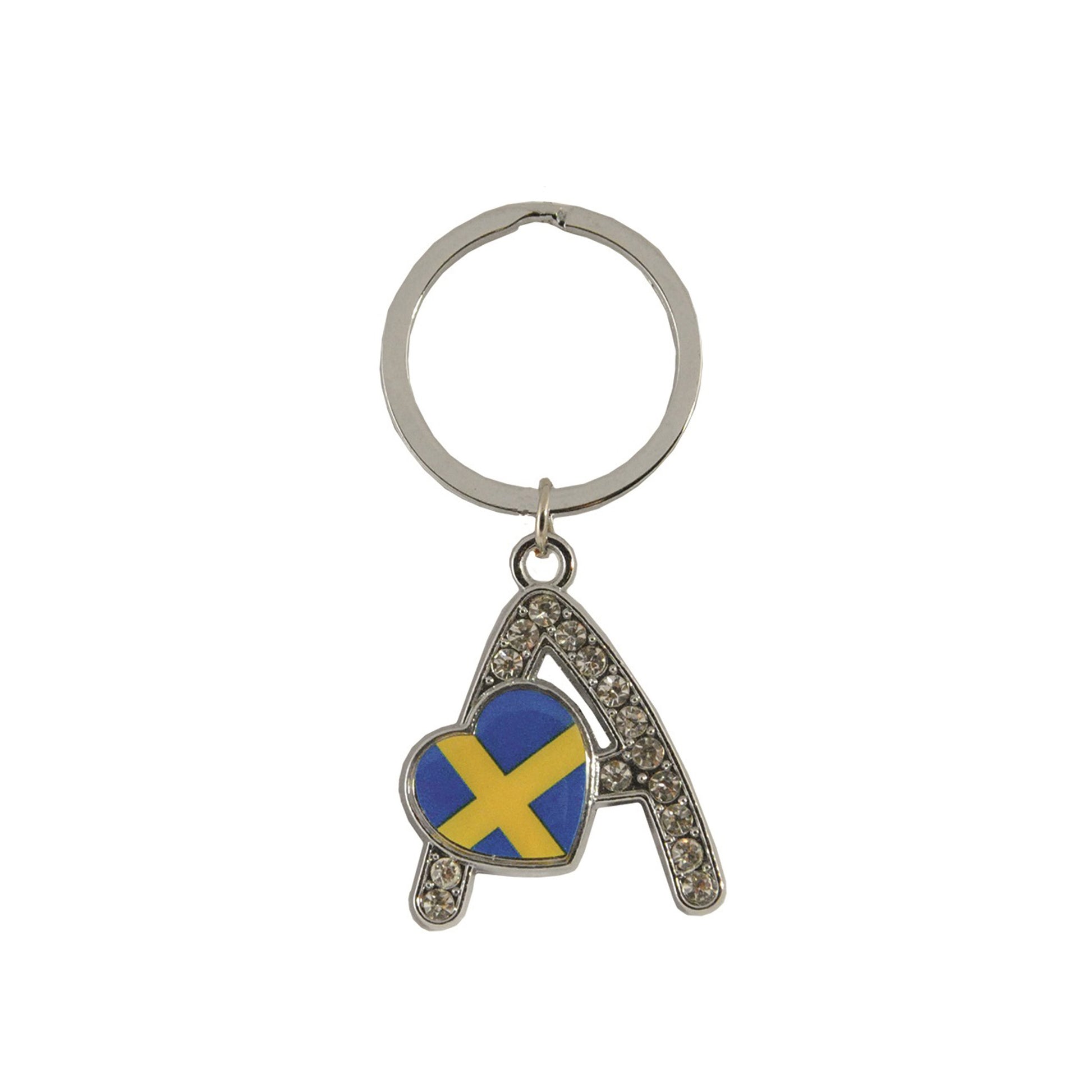 Metallnyckelring med bokstaven A. Bokstaven är dekorerad med glitterstenar. På bokstaven finns även ett hjärta med en svensk flagga. 