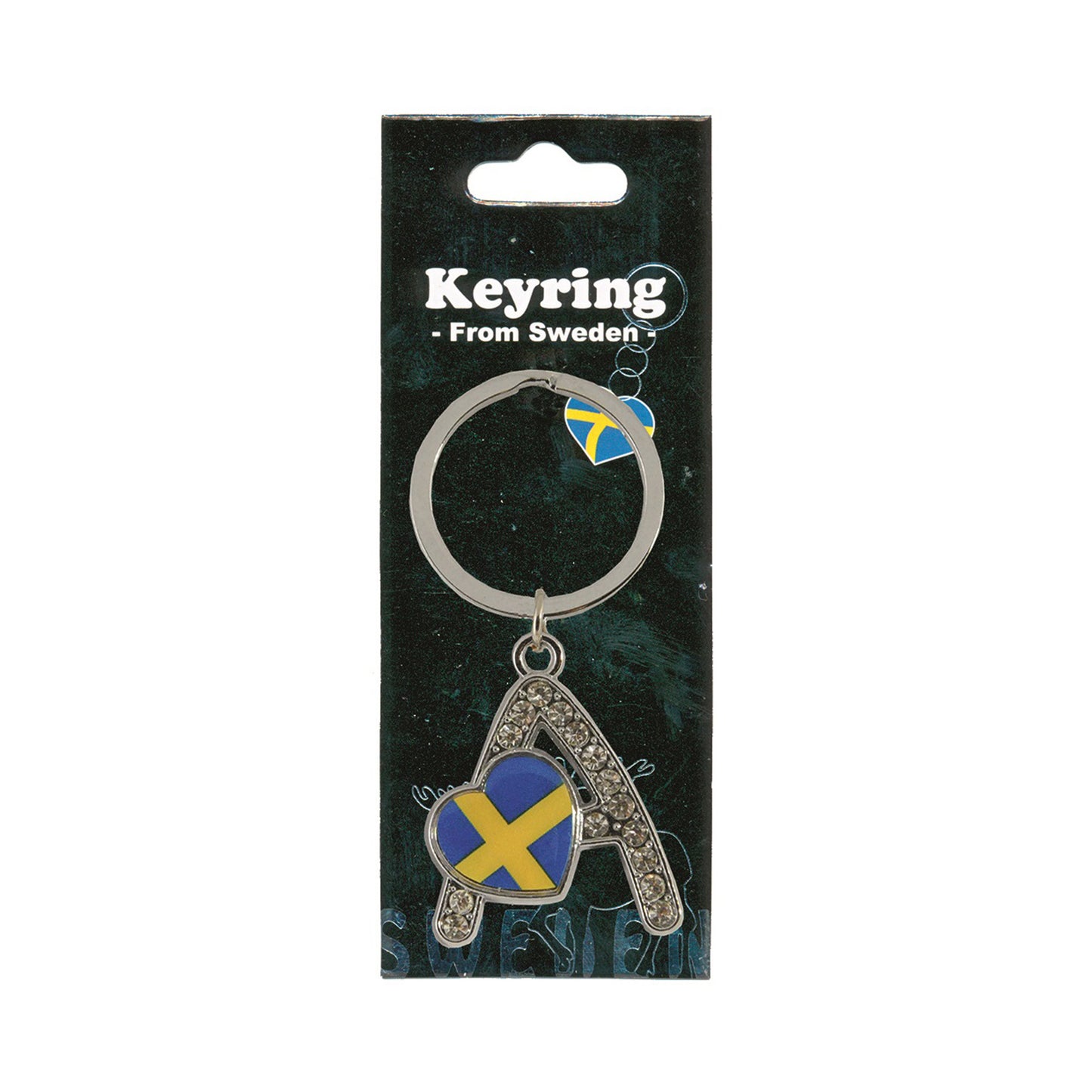 Metallnyckelring med bokstaven A. Bokstaven är dekorerad med glitterstenar. På bokstaven finns även ett hjärta med en svensk flagga. Visas här i sin förpackning. Svart förpackning med texten "Keyring from Sweden" i vitt. 