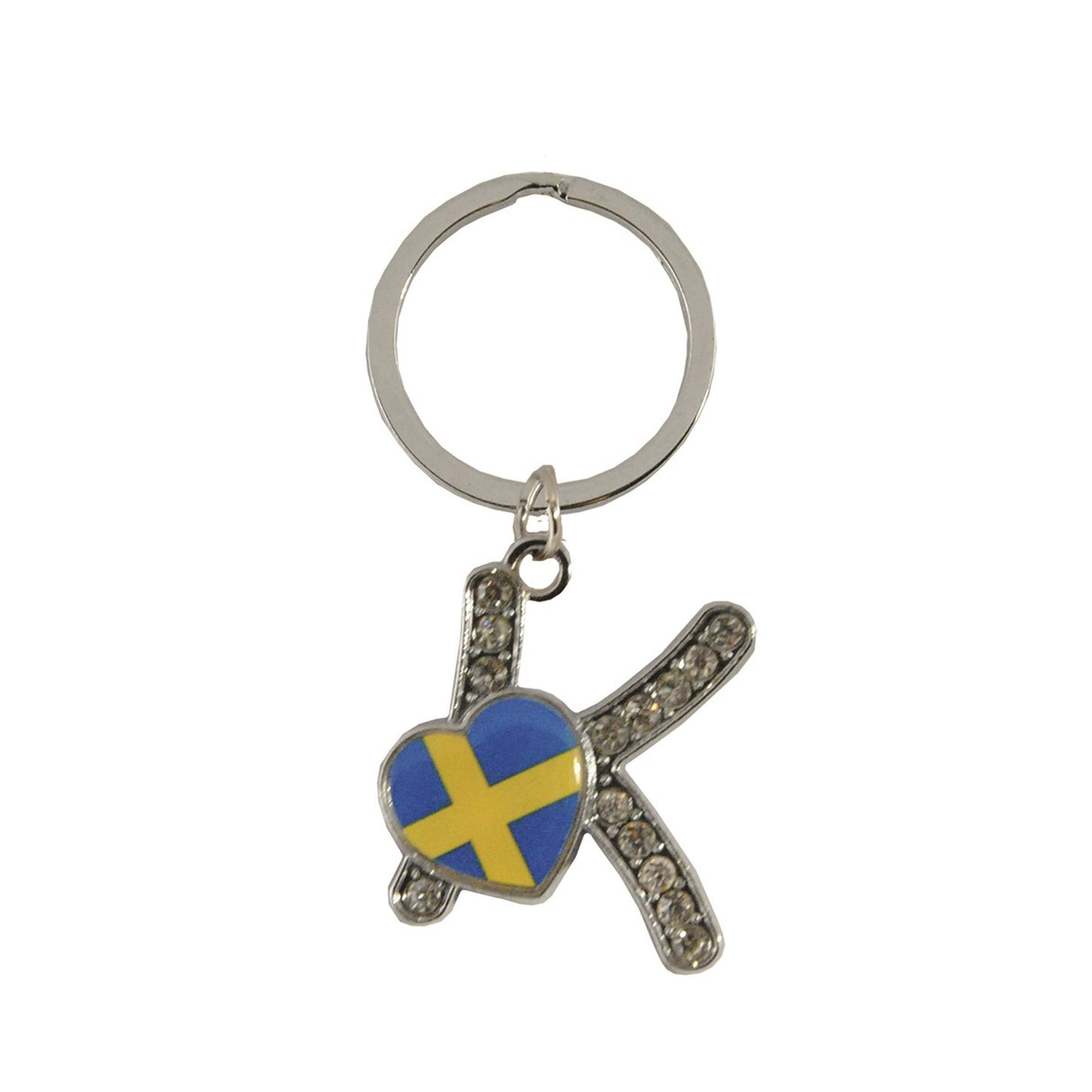 Metallnyckelring med bokstaven K. Bokstaven är dekorerad med glitterstenar. På bokstaven finns även ett hjärta med en svensk flagga.