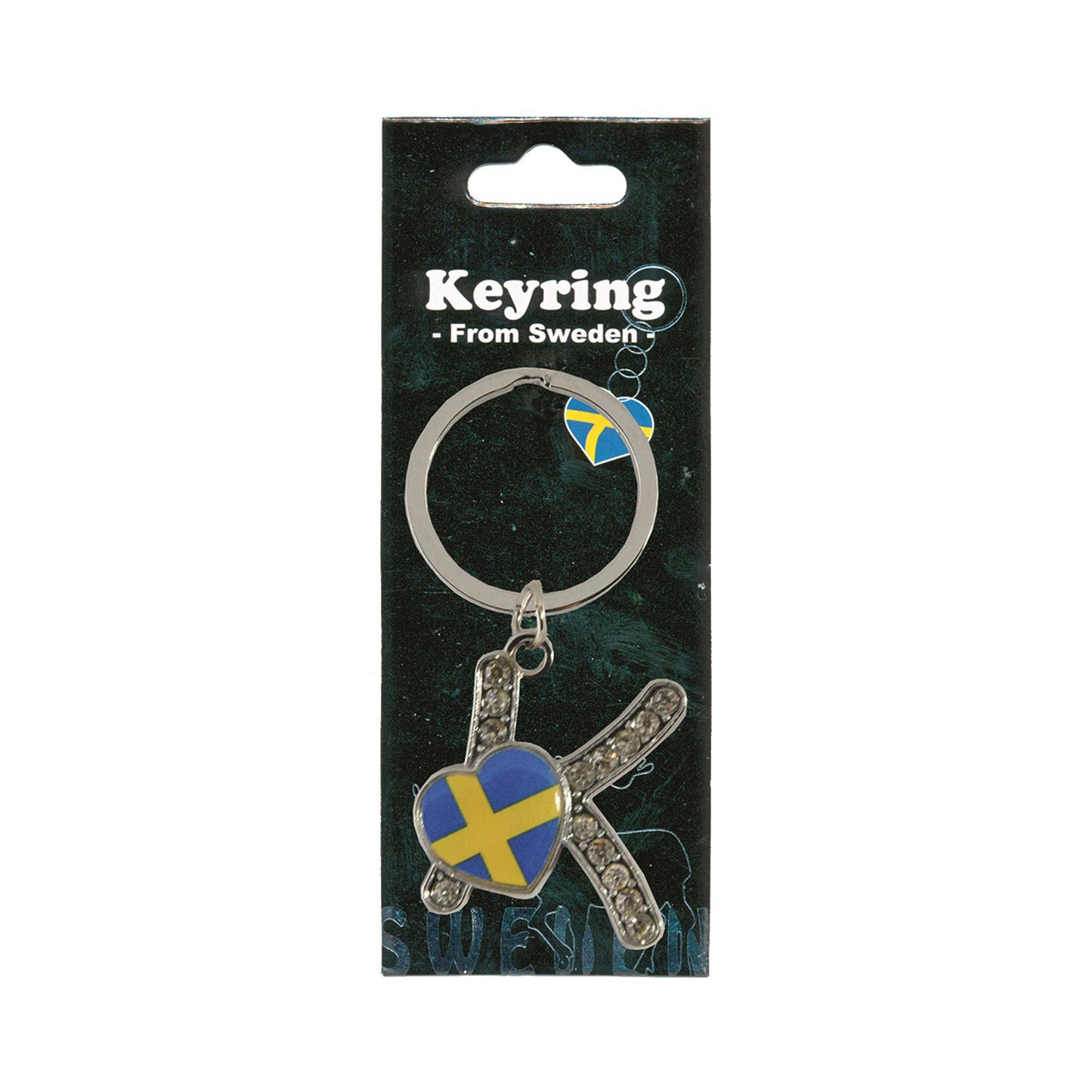 Metallnyckelring med bokstaven K. Bokstaven är dekorerad med glitterstenar. På bokstaven finns även ett hjärta med en svensk flagga. Visas här i sin förpackning. Svart förpackning med  texten "Keyring från Sweden" i vitt.
