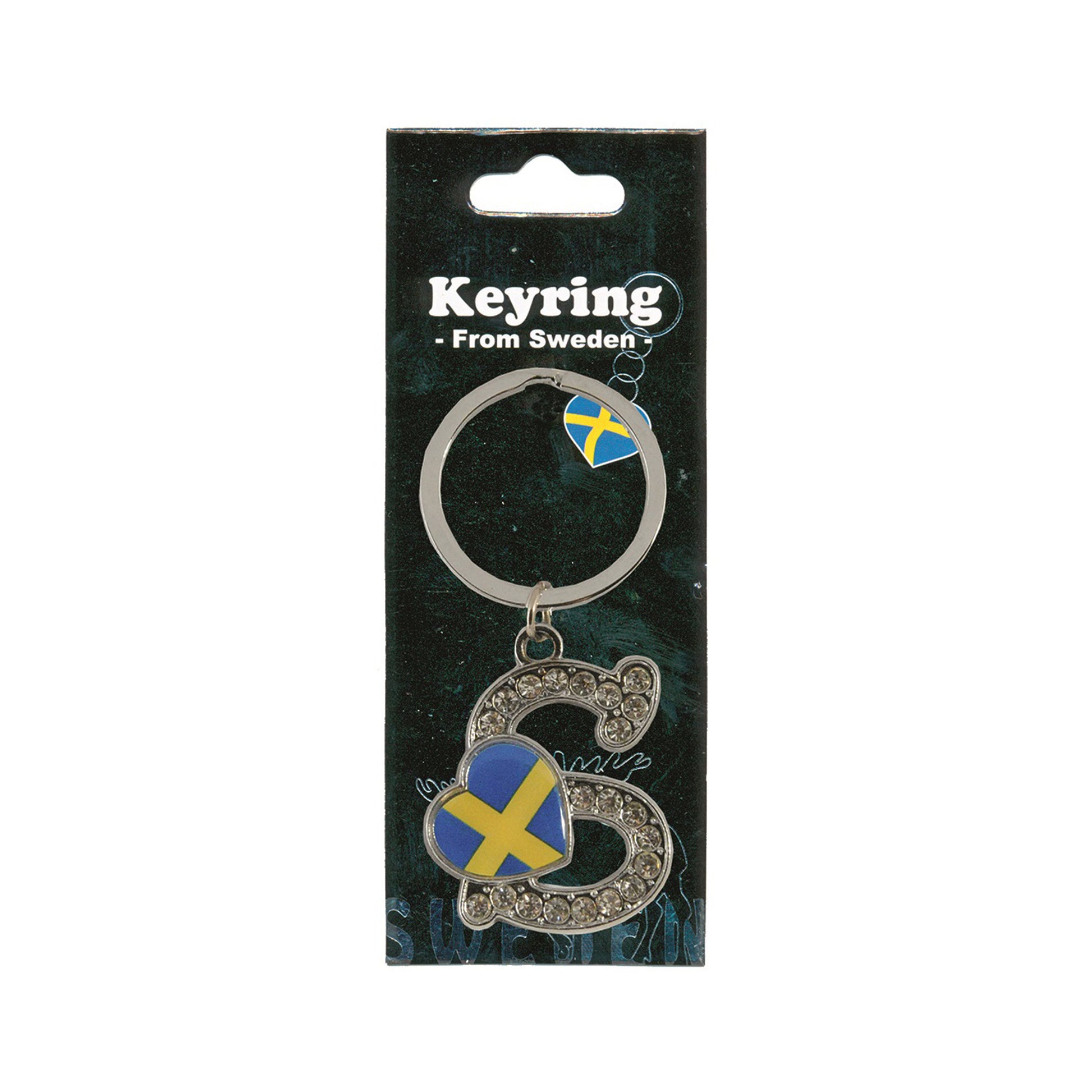 Metallnyckelring med bokstaven S. Bokstaven är dekorerad med glitterstenar. På bokstaven finns även ett hjärta med en svensk flagga. Visas här i sin förpackning. Svart förpackning med  texten "Keyring från Sweden" i vitt.