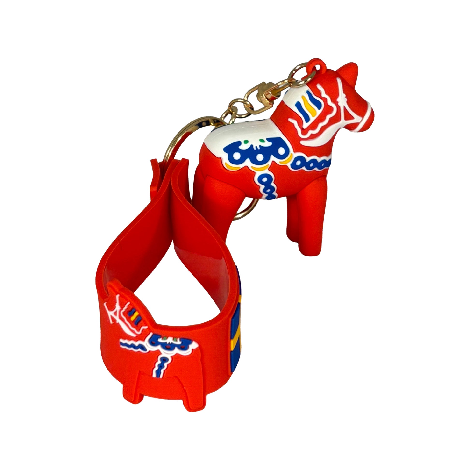 Nyckelring sedd från sidan, med tydlig vy av den röda PVC-remmen som pryds av en dalahäst, svensk flagga och texten "Sweden", samt den guldfärgade ringen och dalahästfiguren.