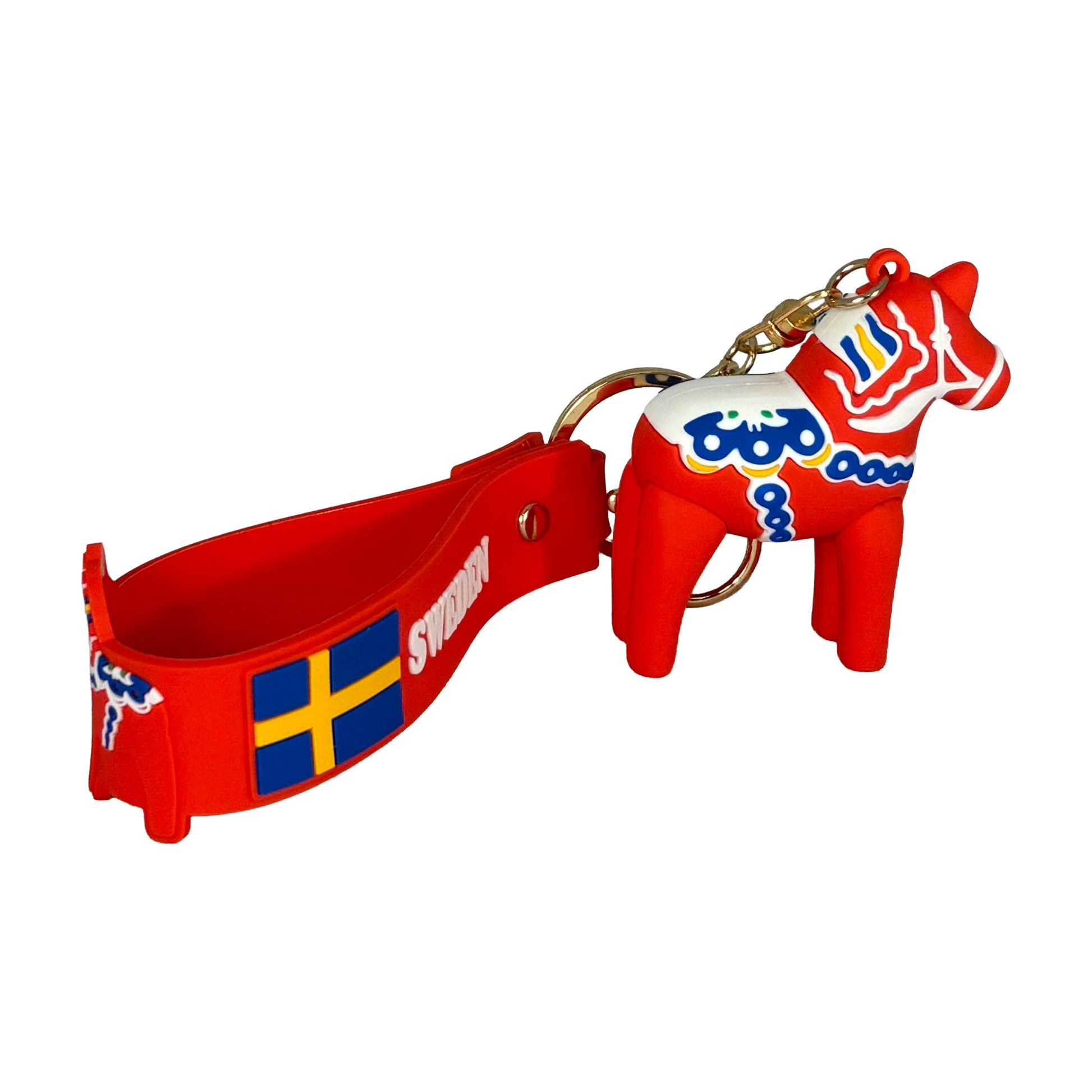 Närbild från sidan på dalahästfiguren och den röda PVC-remmen, där svensk flagga och texten "Sweden" syns tydligt.
