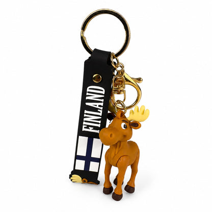 Nyckelring med en söt älgfigur fäst vid guldfärgad ring och svart PVC rem. Remmen pryds av finsk flagga, älghuvud och texten "Finland". 